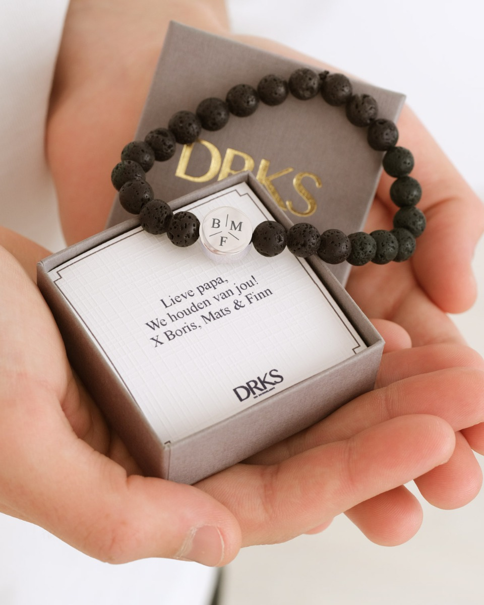 Zwarte kralen armband met 3 initialen voor papa