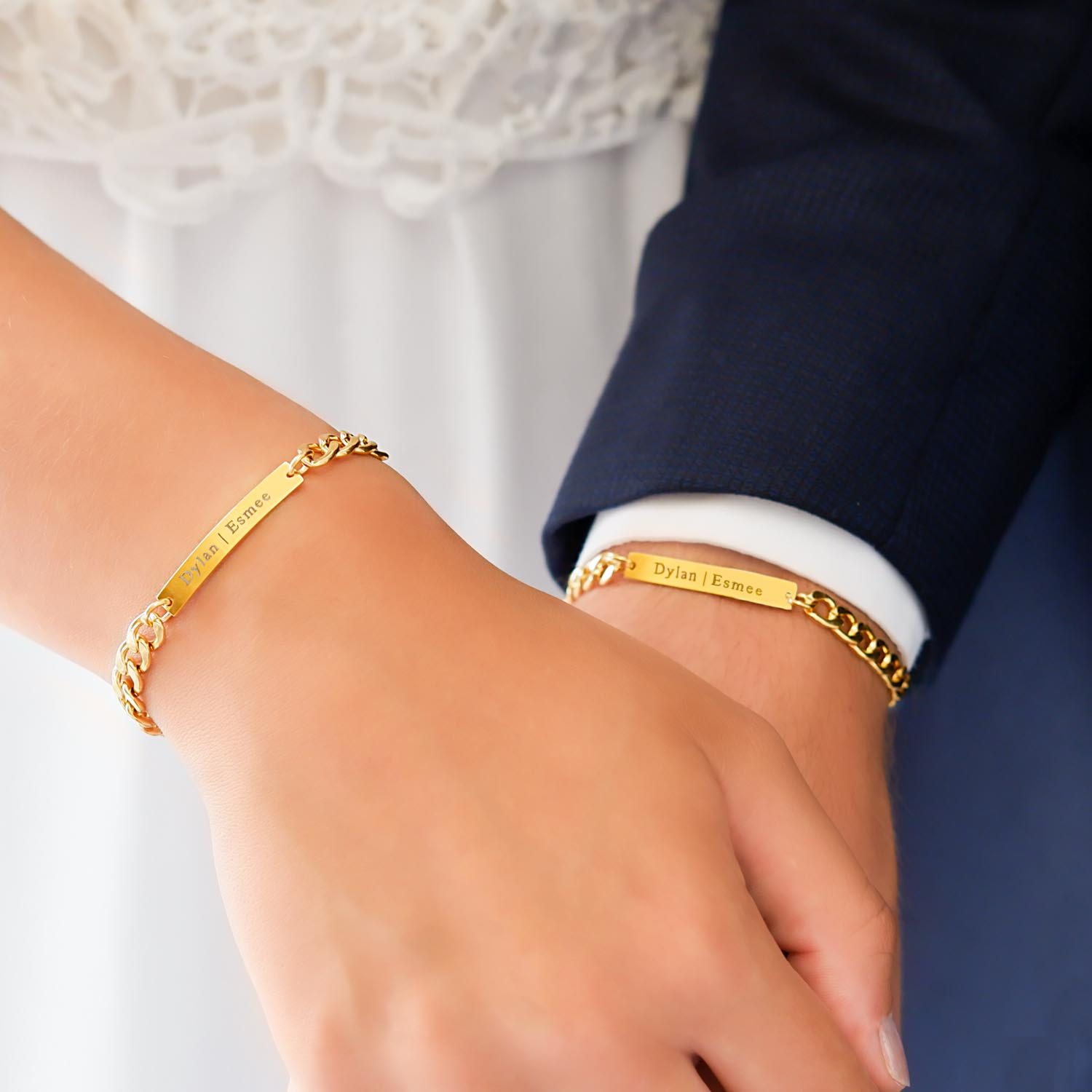 Mooie armbanden bruidspaar met de handen vast