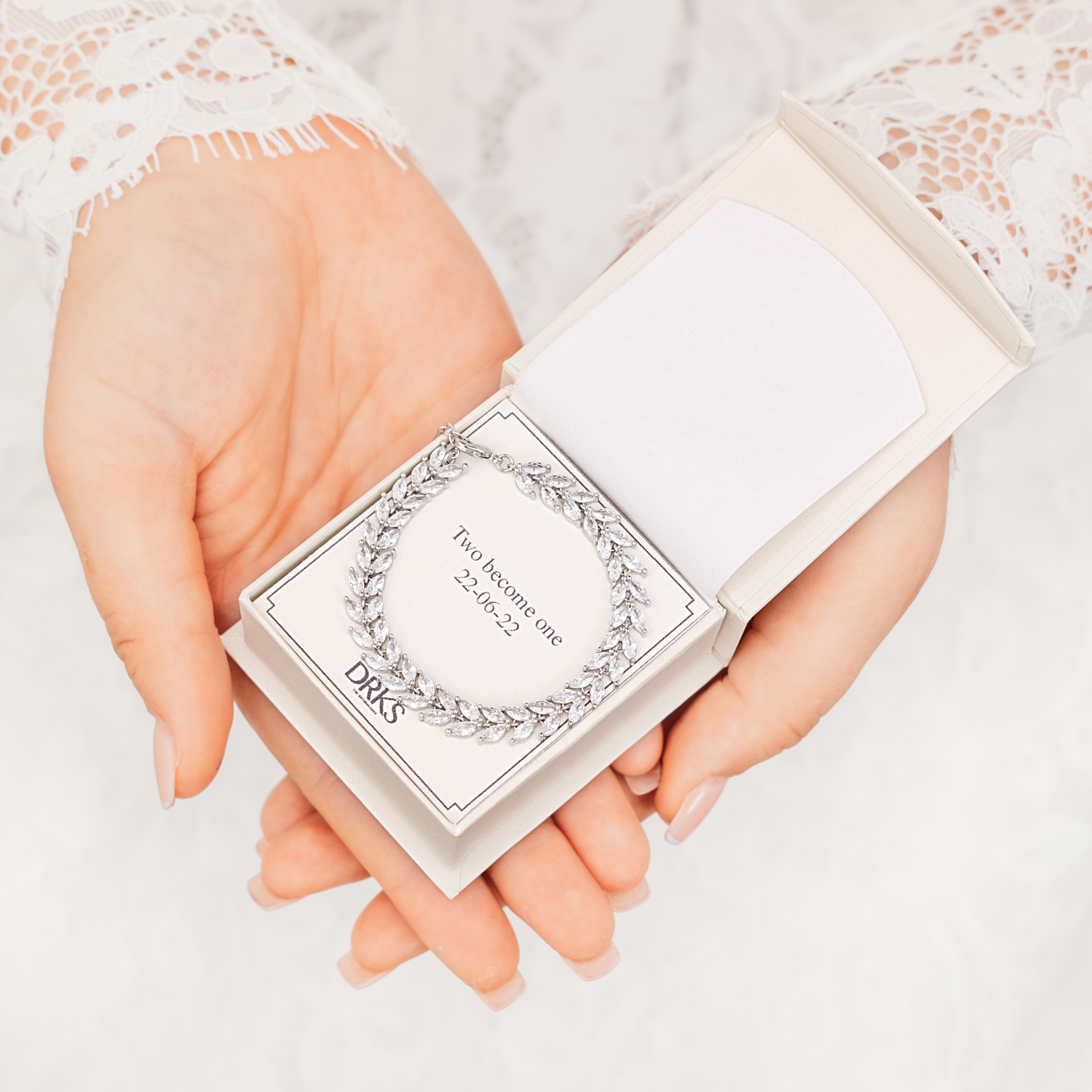 Shop jouw armband en voeg in het sieraden doosje een persoonlijke tekst toe