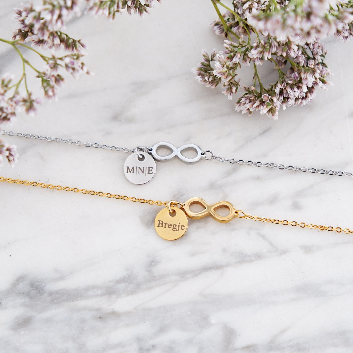Leuke armband met infinity tekens op een marmeren plaatje