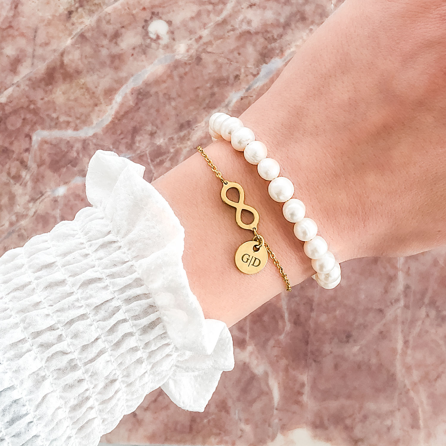 Leuke armband met muntje om de pols voor een complete look