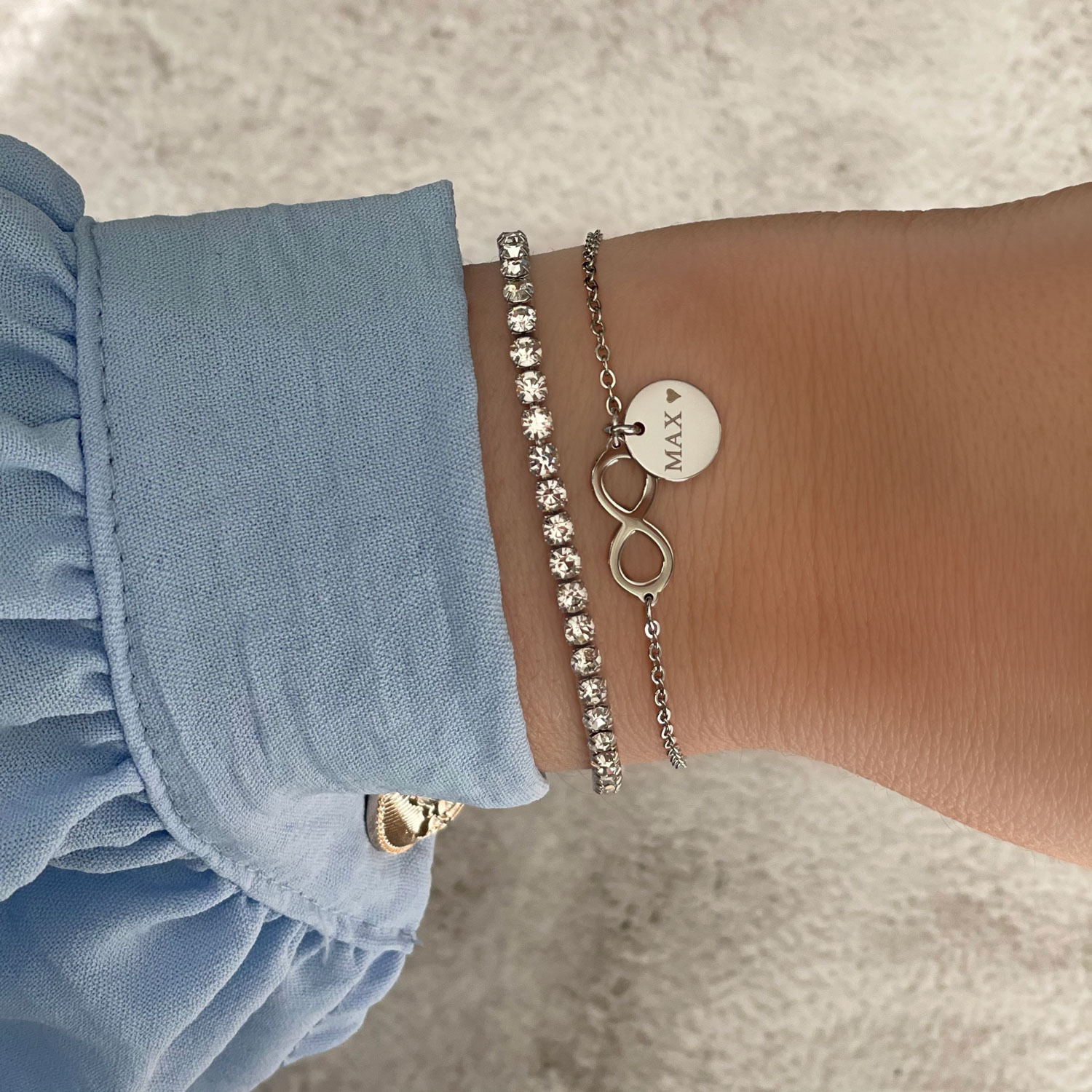 Infinity armband om pols van vrouw