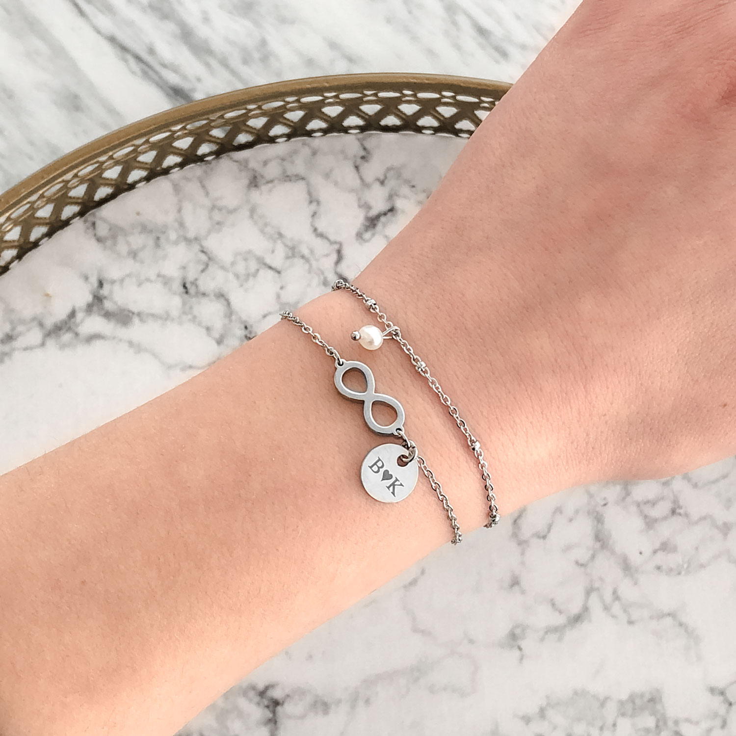 Infinity armband met gravering om de pols