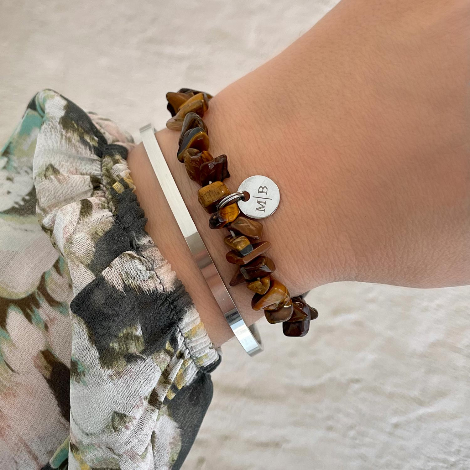 Zilveren armband gecombineerd met bruine gepersonaliseerde armband
