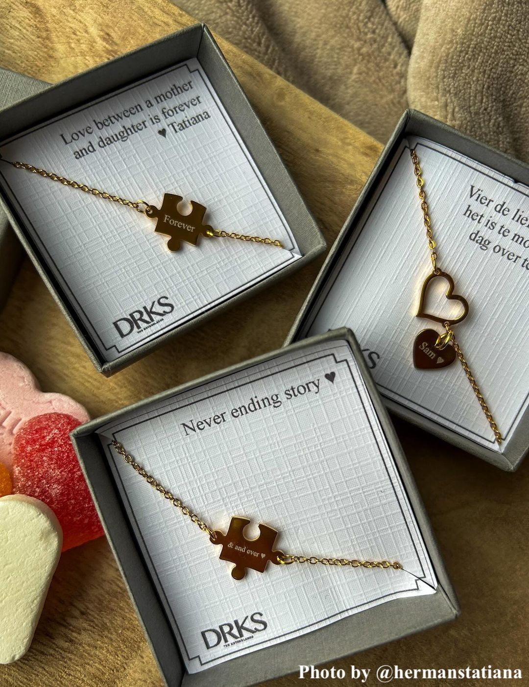 DRKS Influencer draagt armbandje goud