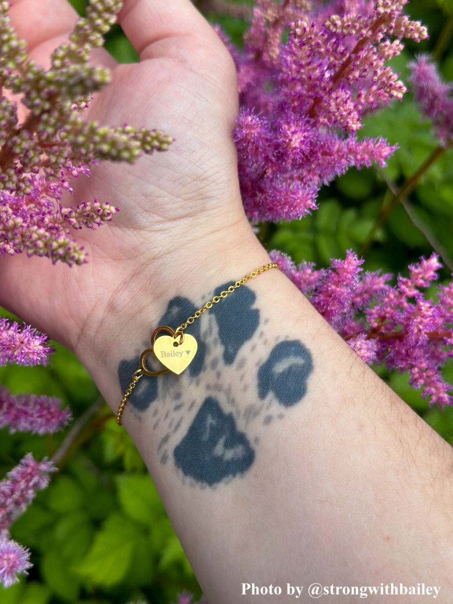 Influencer met armbandje
