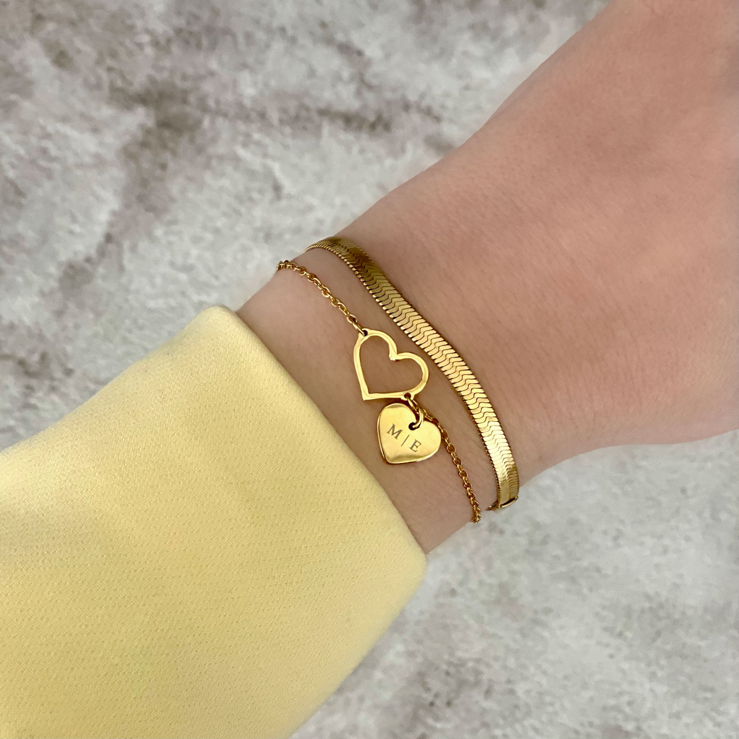 Hartjes armband met gravering om pols