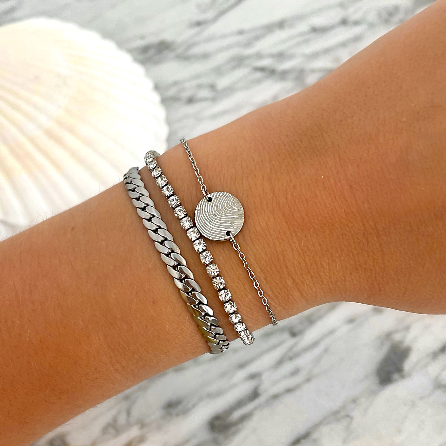 Vrouw draagt Fingerprint armband om pols