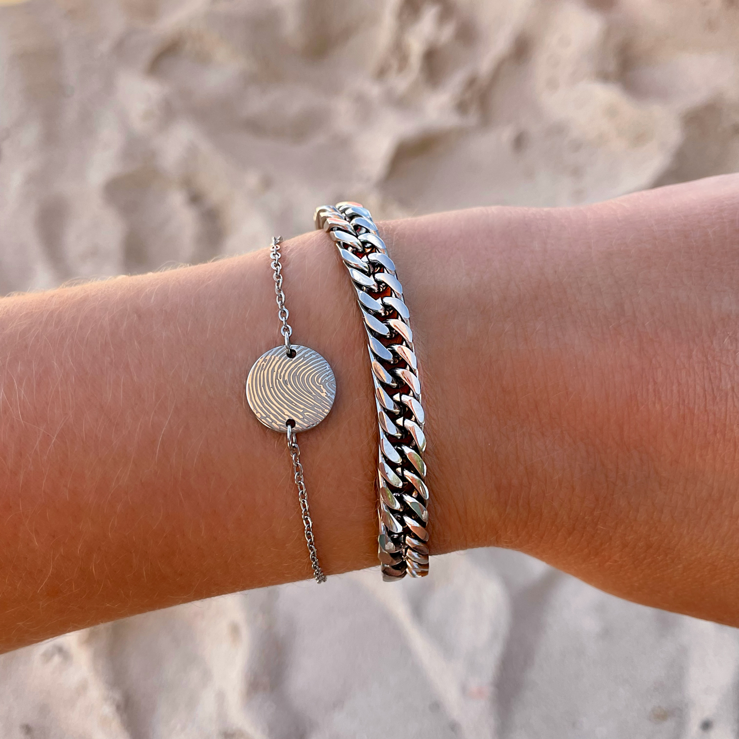 Zilveren fingerprint armband om pols