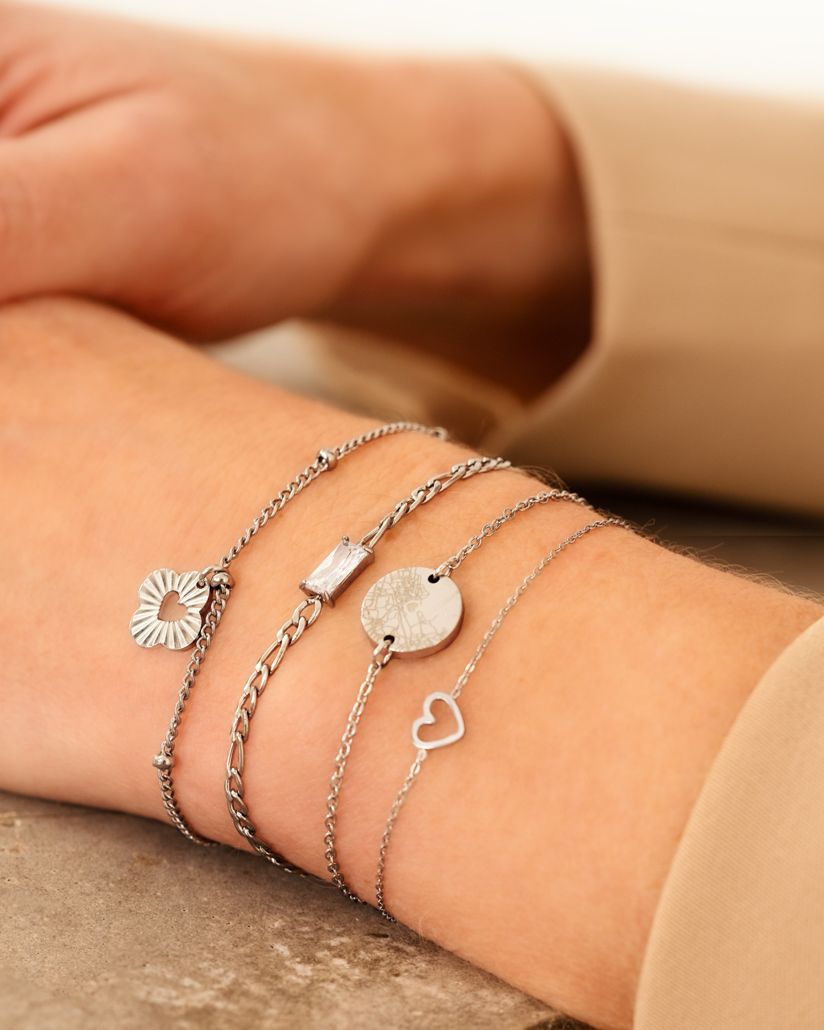 Zilveren armbanden mix bij model