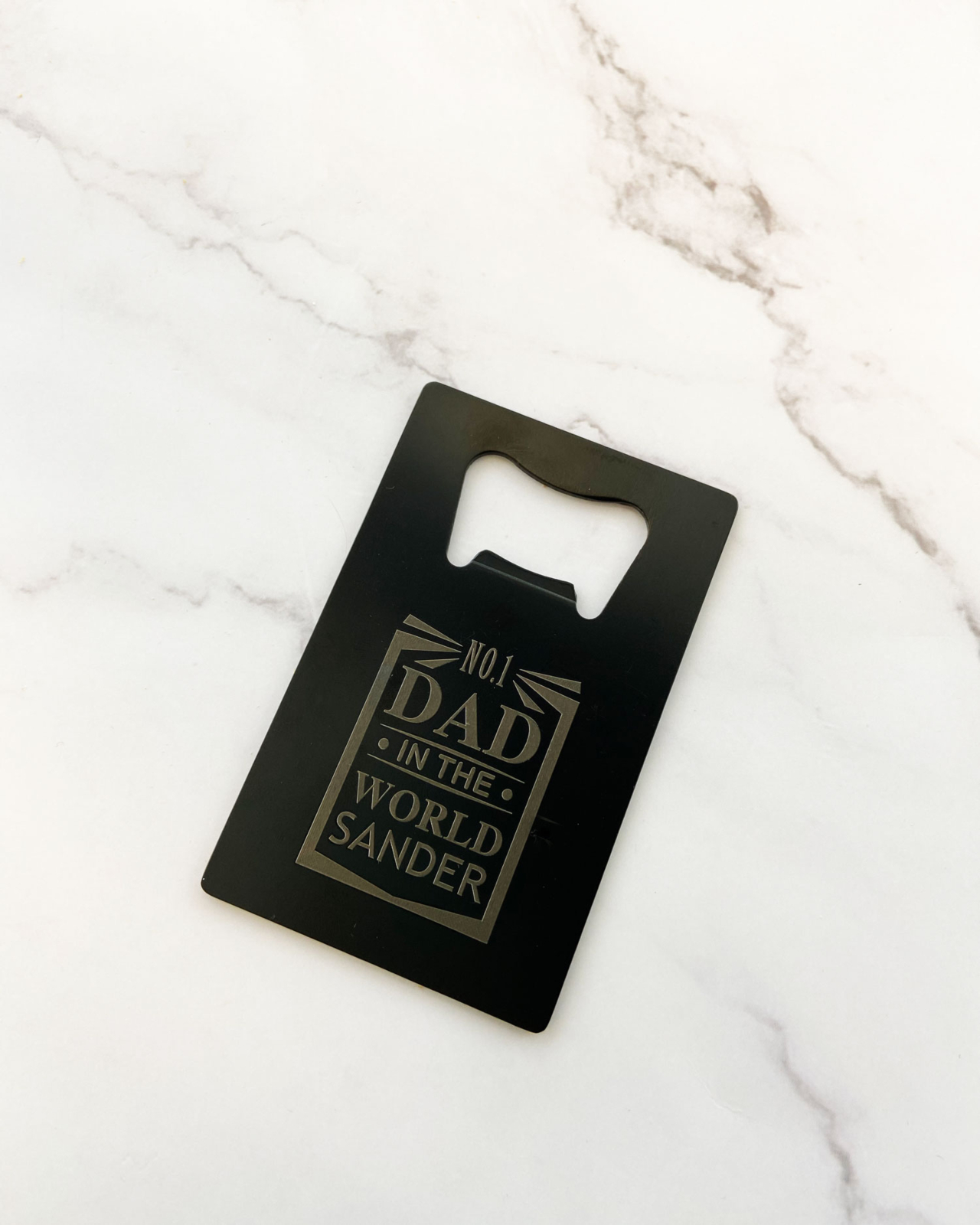 Number 1 dad flesopener met naam op marmeren ondergrond