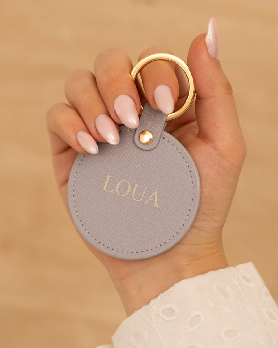 sleutelhanger met naam in hand in een grijze kleur