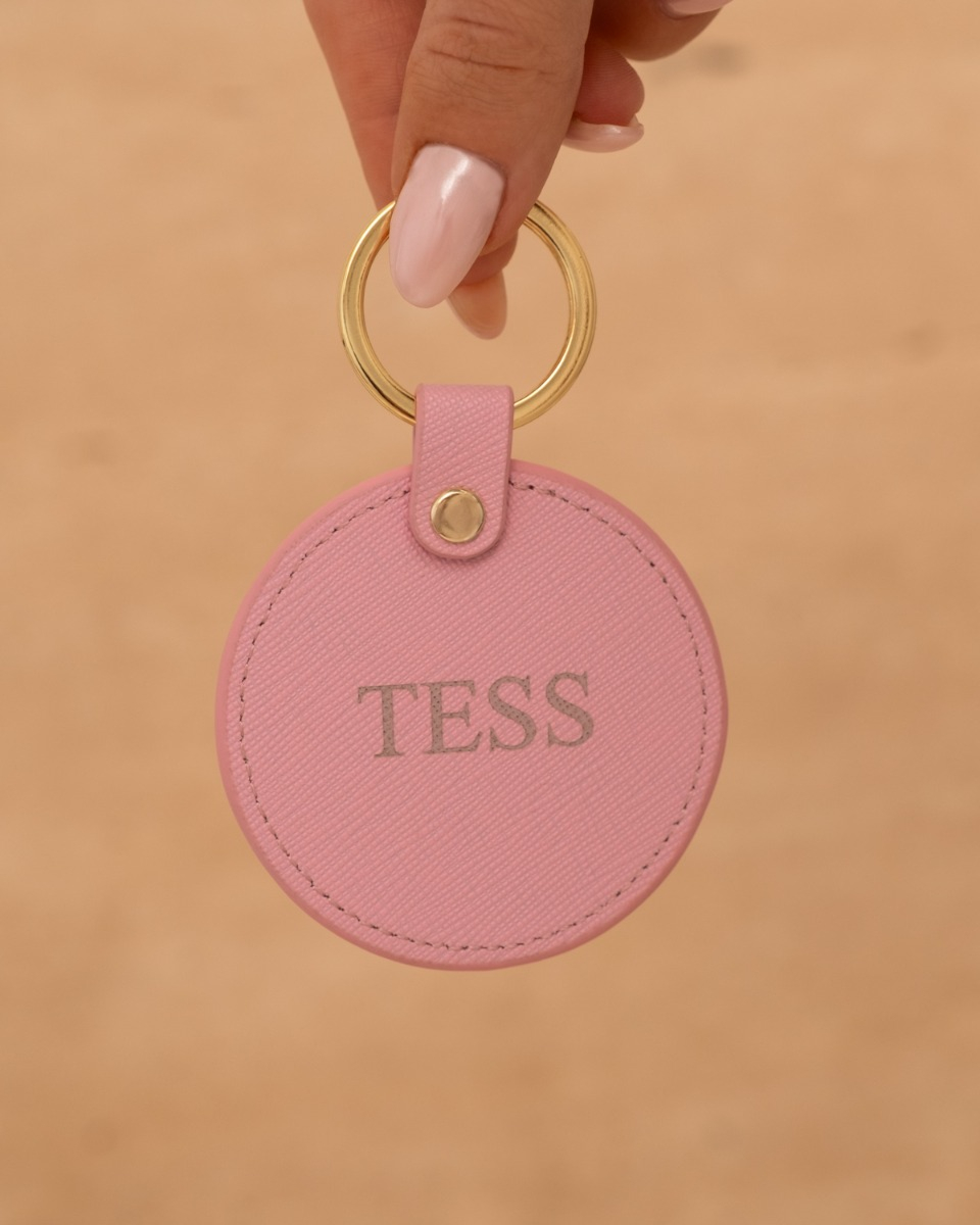 roze sleutelhanger met initialen in hand