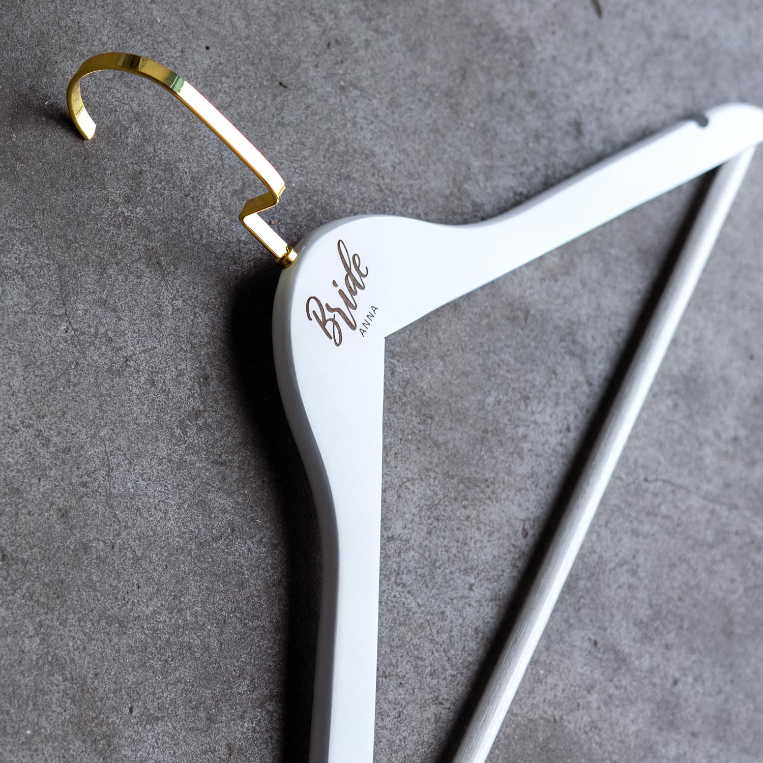 Kledinghanger met naam bruid goudkleurig