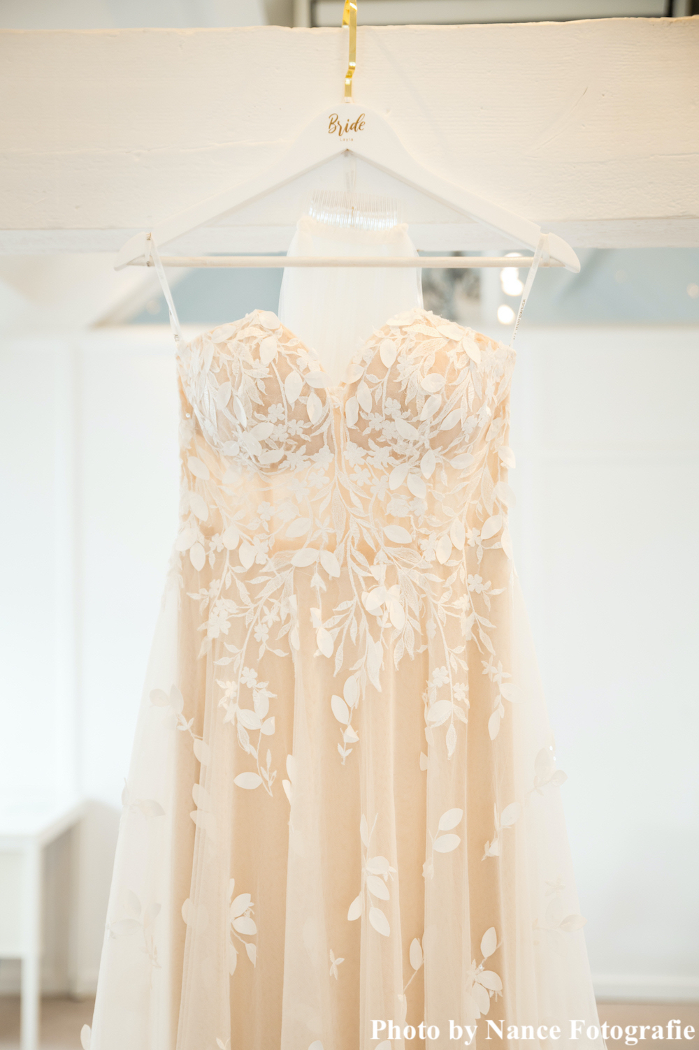 Kledinghanger bride met hieraan een bruidsjurk