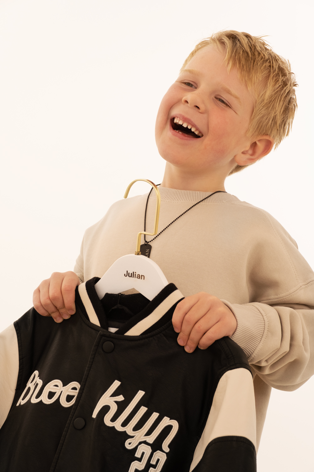 Kids kledinghanger met naam goudkleurig