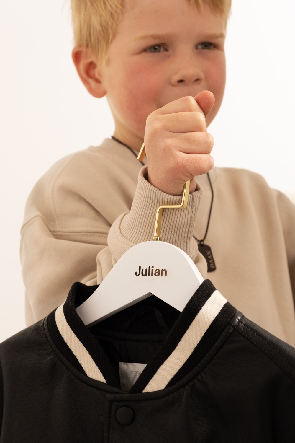 Kids kledinghanger met naam goudkleurig