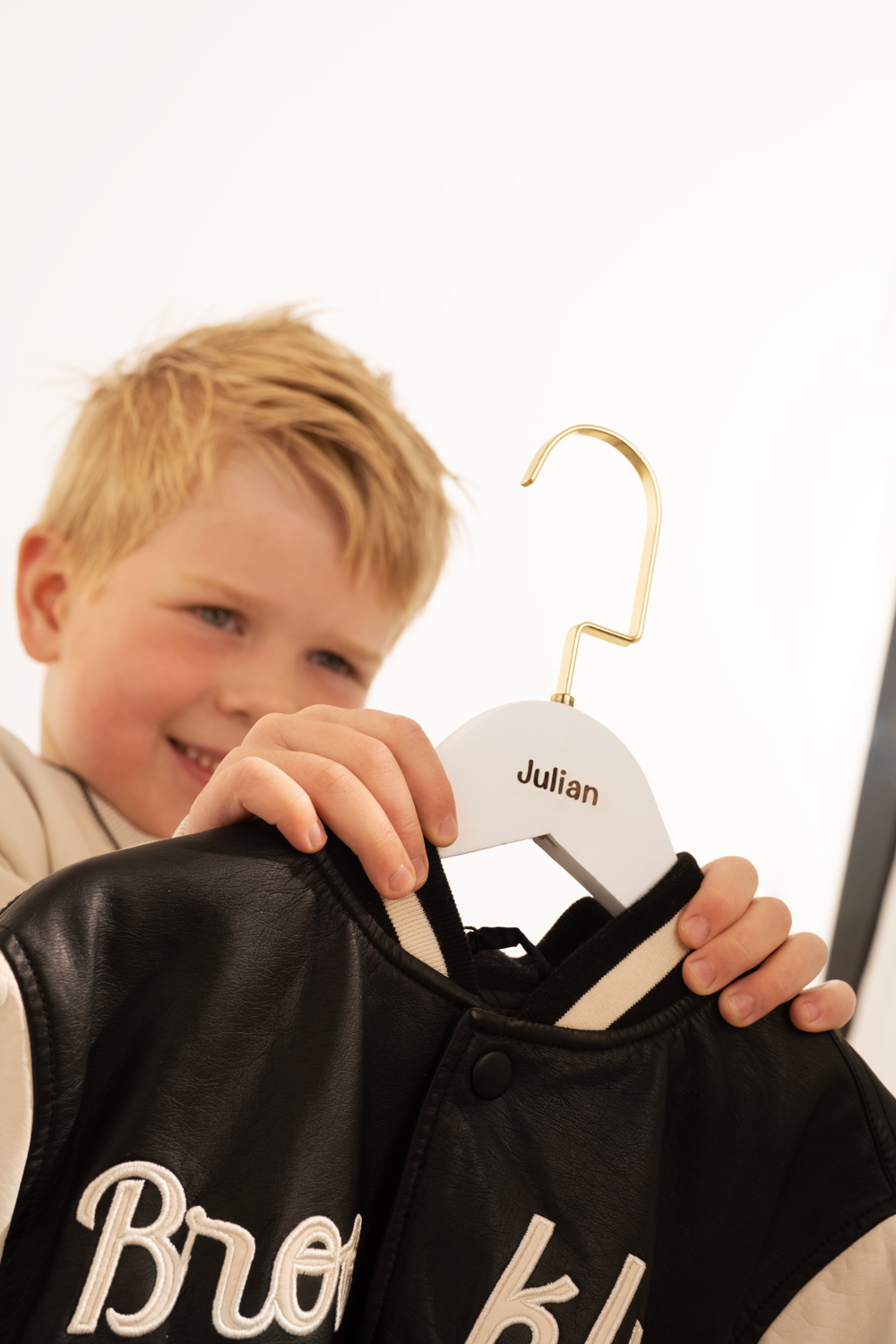 Kids kledinghanger met naam goudkleurig