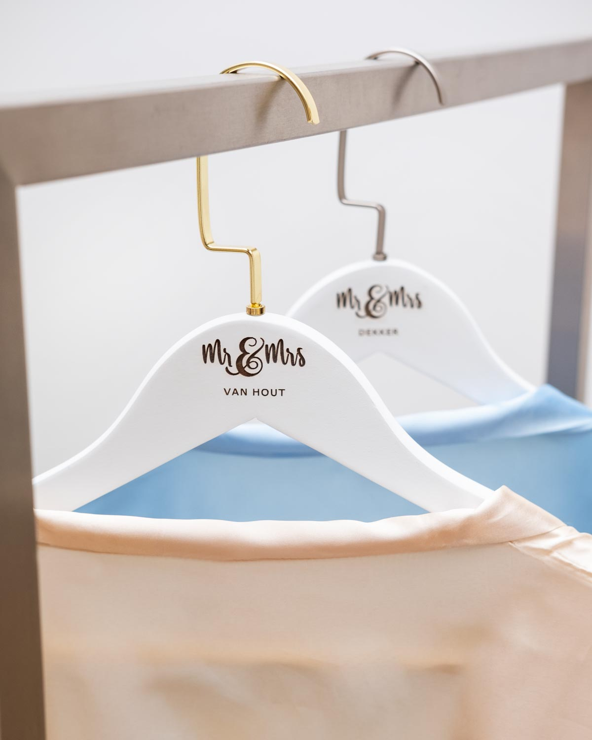 Graveerbare kledinghanger Mr & Mrs