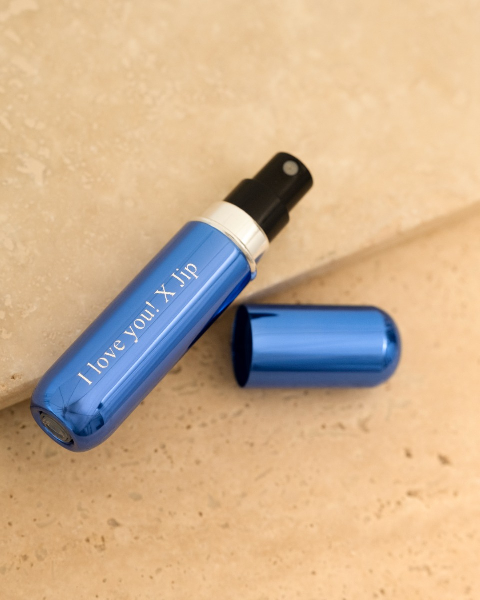 Blauwe parfumverstuiver met tekst