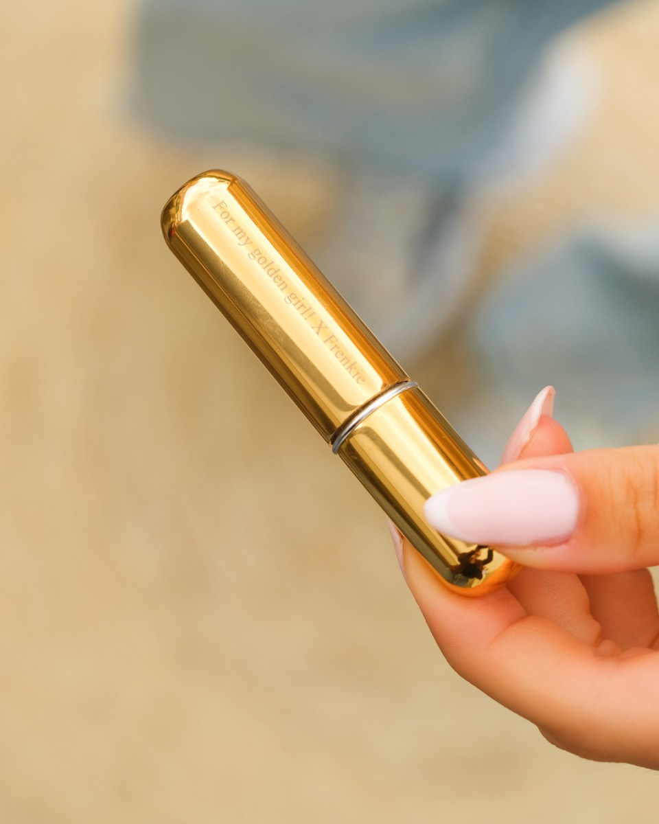 Gouden parfumverstuiver met gravering