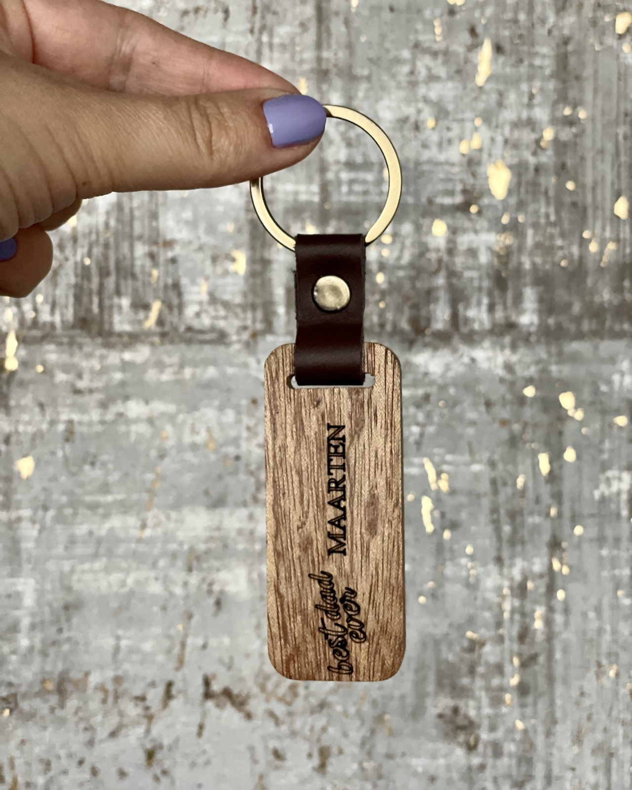 Best dad ever houten sleutelhanger voor grijze muur