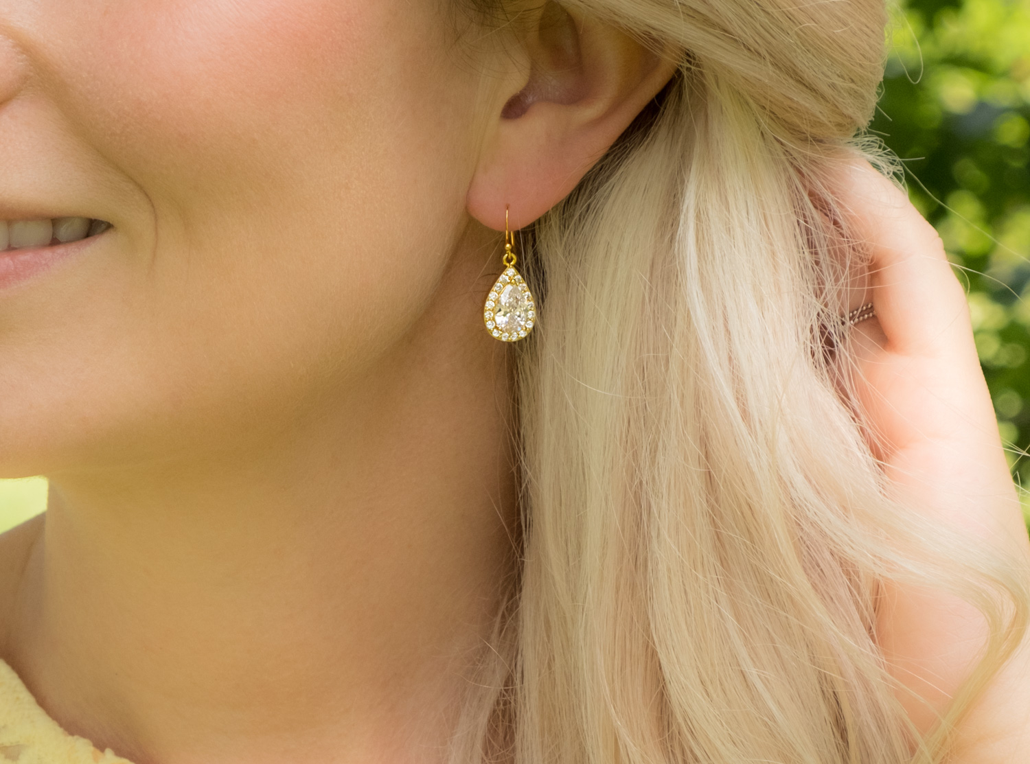 gouden oorbellen van drks bij blond haar