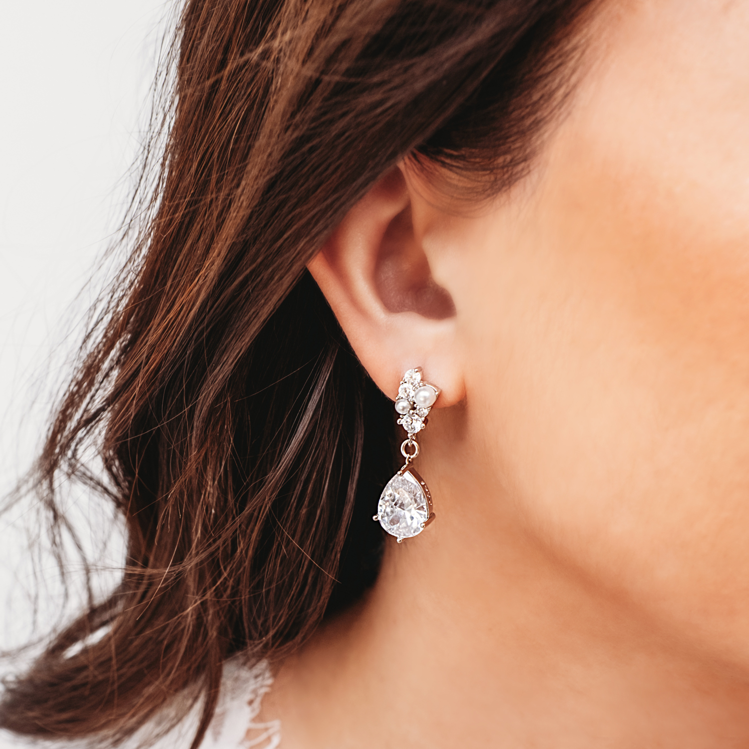 Bruids Oorbellen Sparkle & Pearl  gedragen door bruid