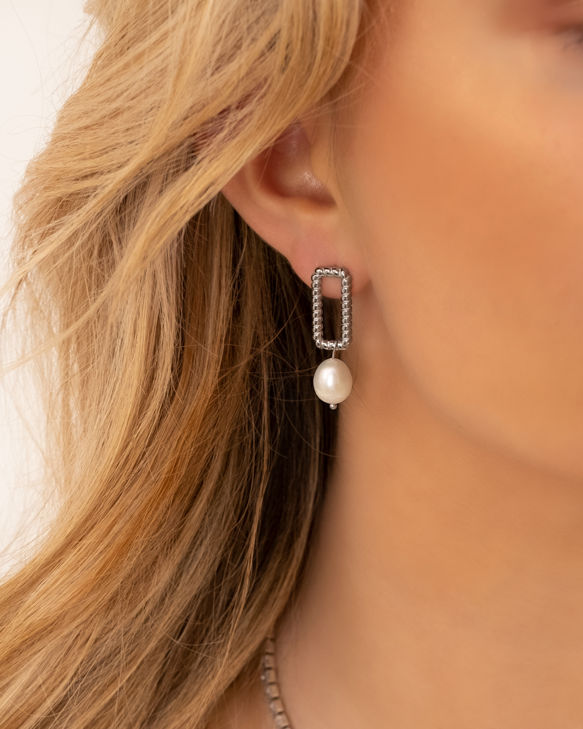 Model draagt Oorbellen vintage pearl in oor