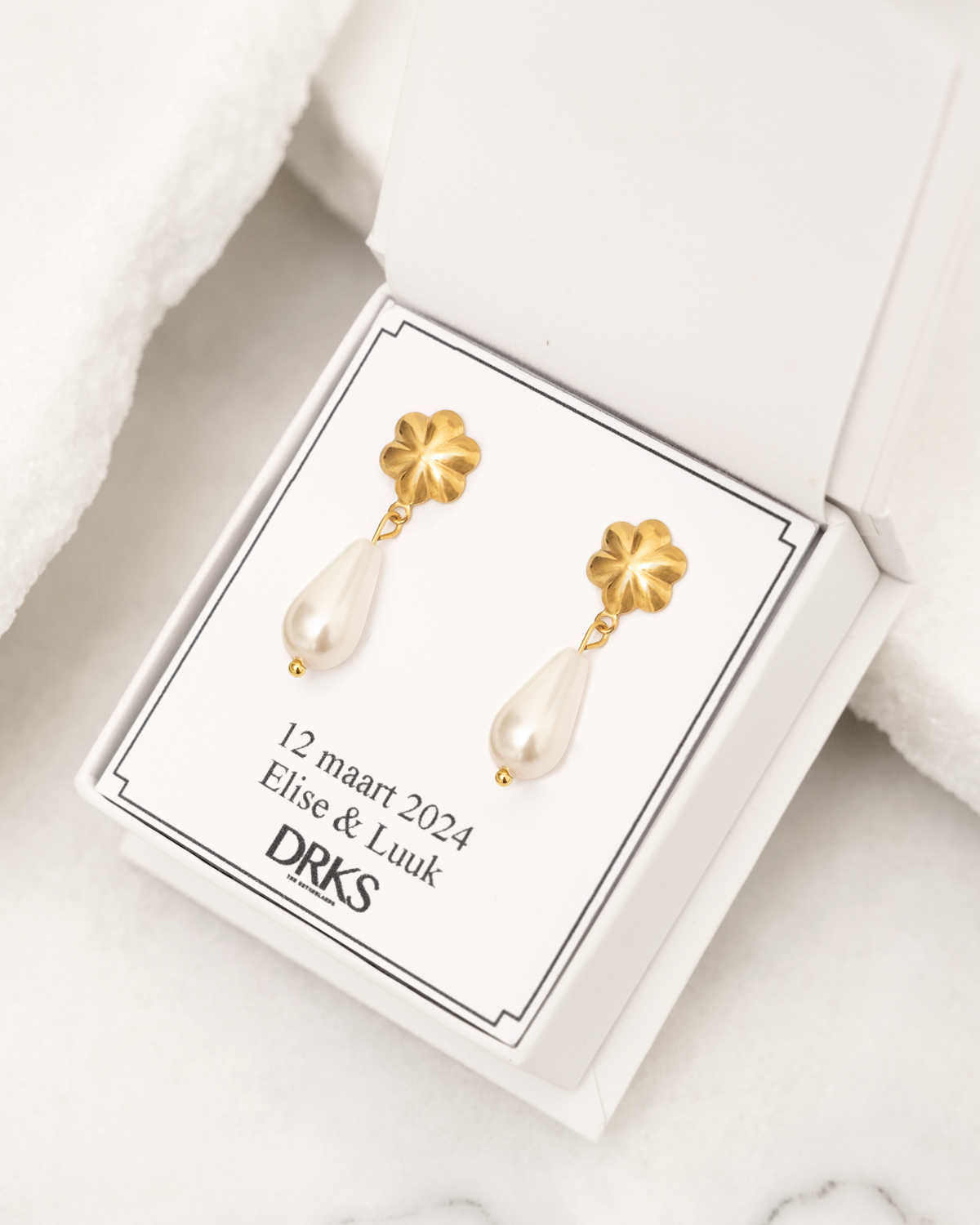 parel oorbellen met gouden detail in doosje