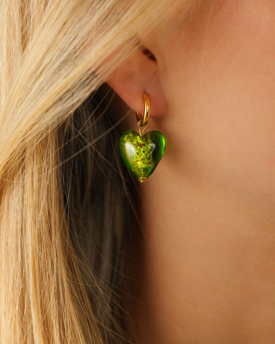 Gouden oorbel met groen hartje
