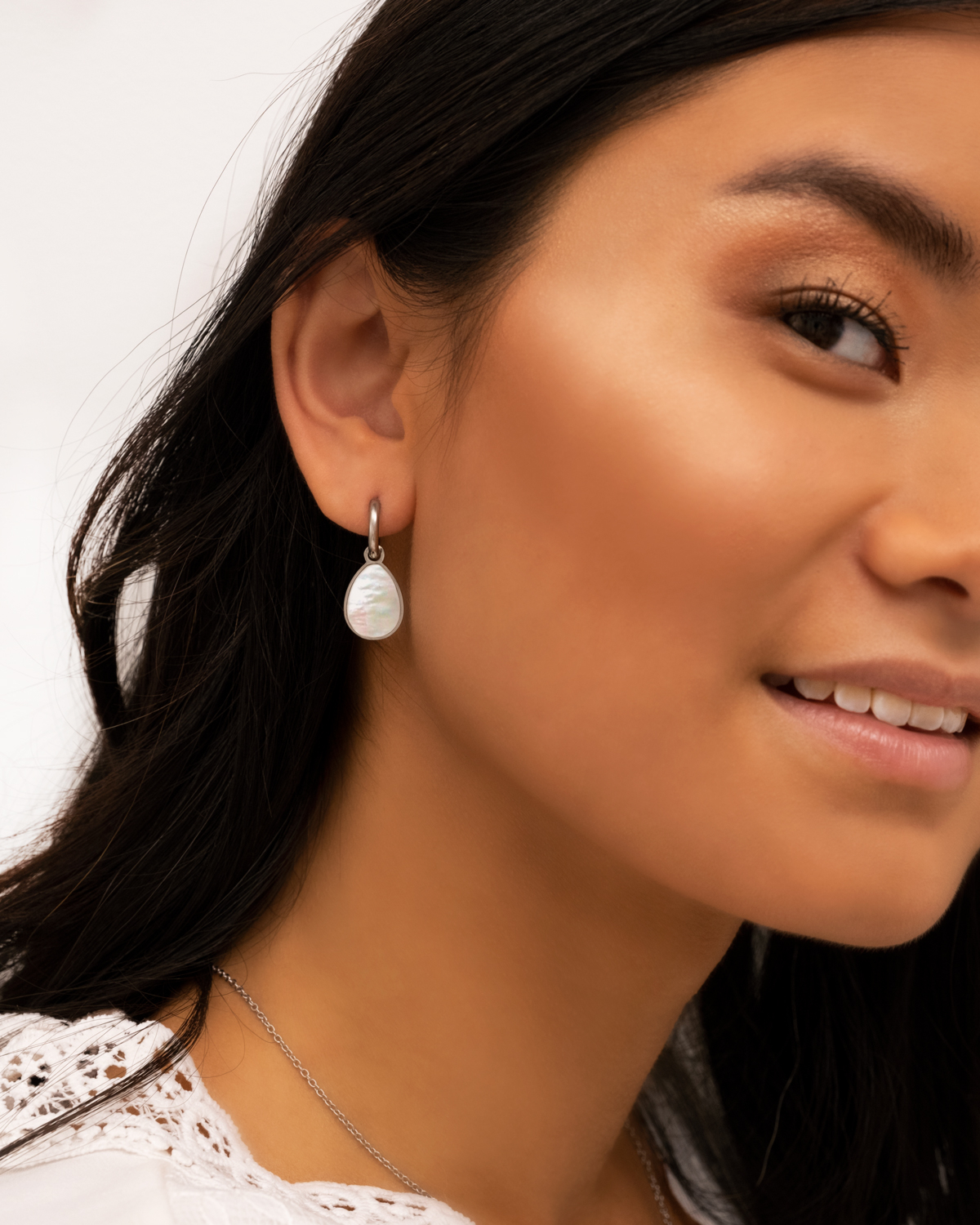Model draagt Oorbellen sea shell
