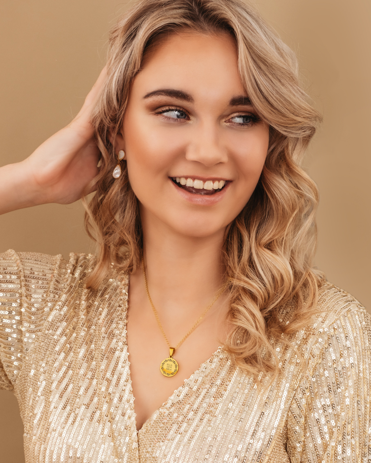 Model draagt mix van gouden sieraden