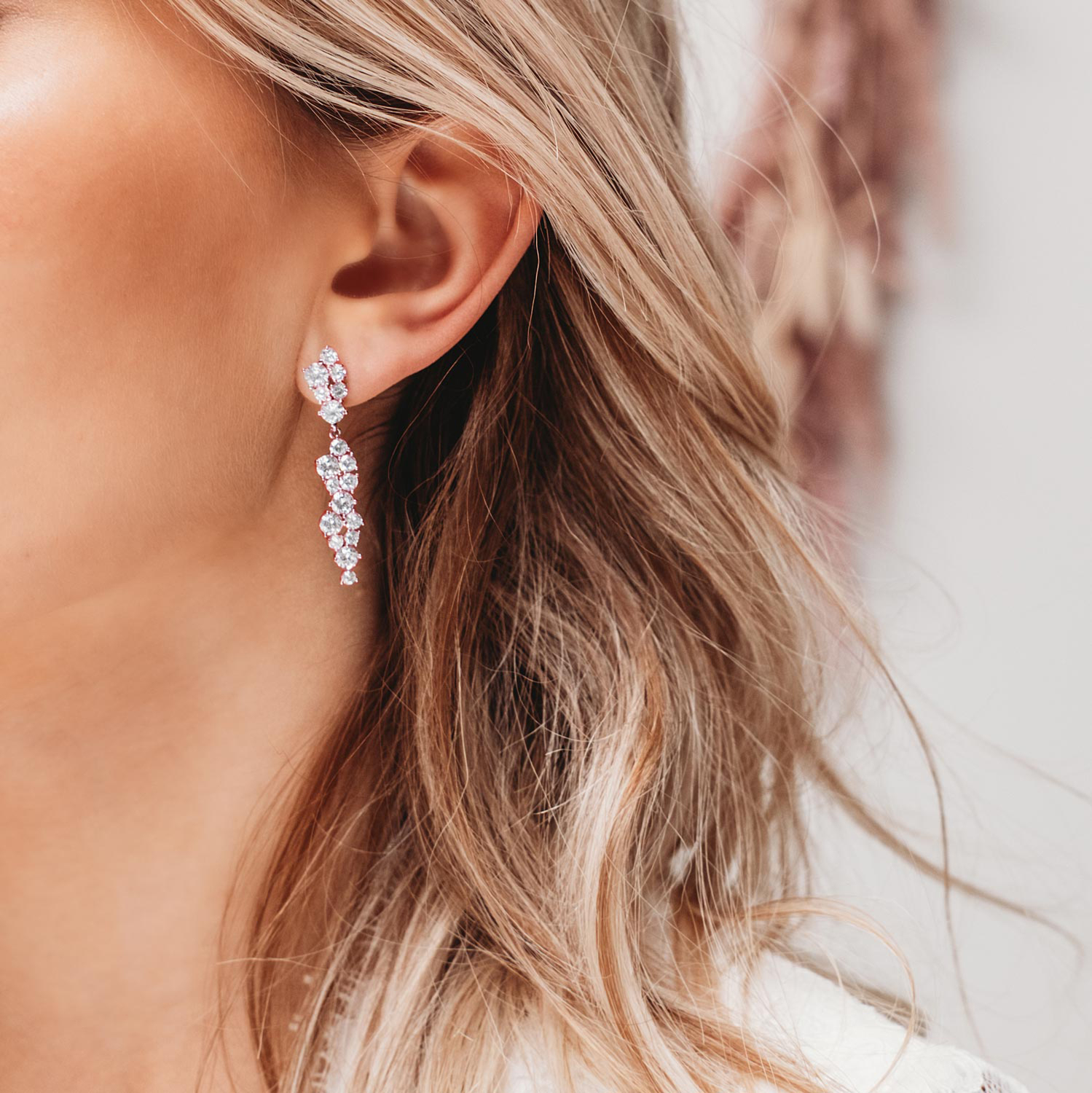 Model draagt rose gouden bruidsoorbellen