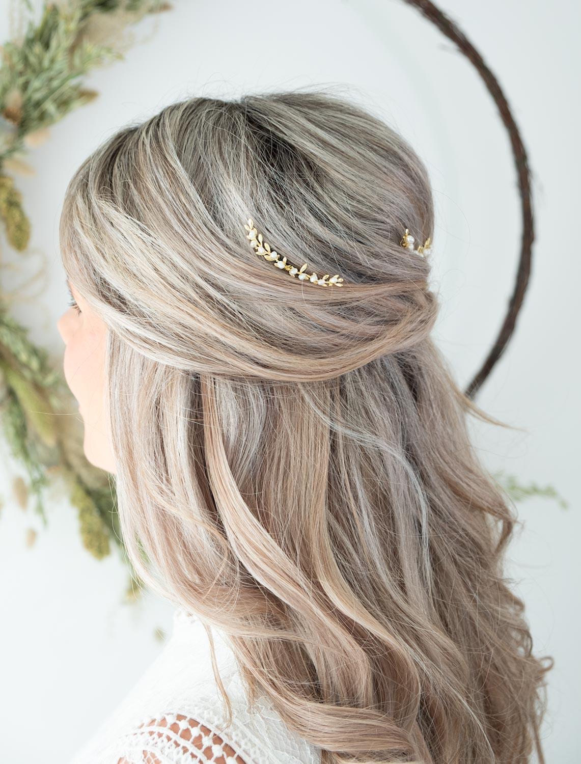 Mooi haaraccessoire in het goud voor een blonde bruid