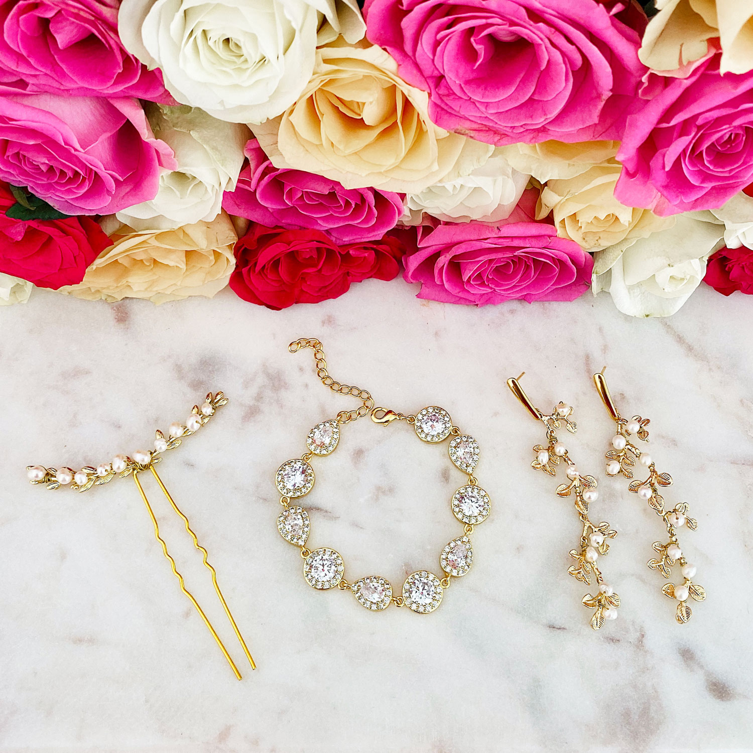 Gouden haaraccessoires met oorbellen voor een complete look