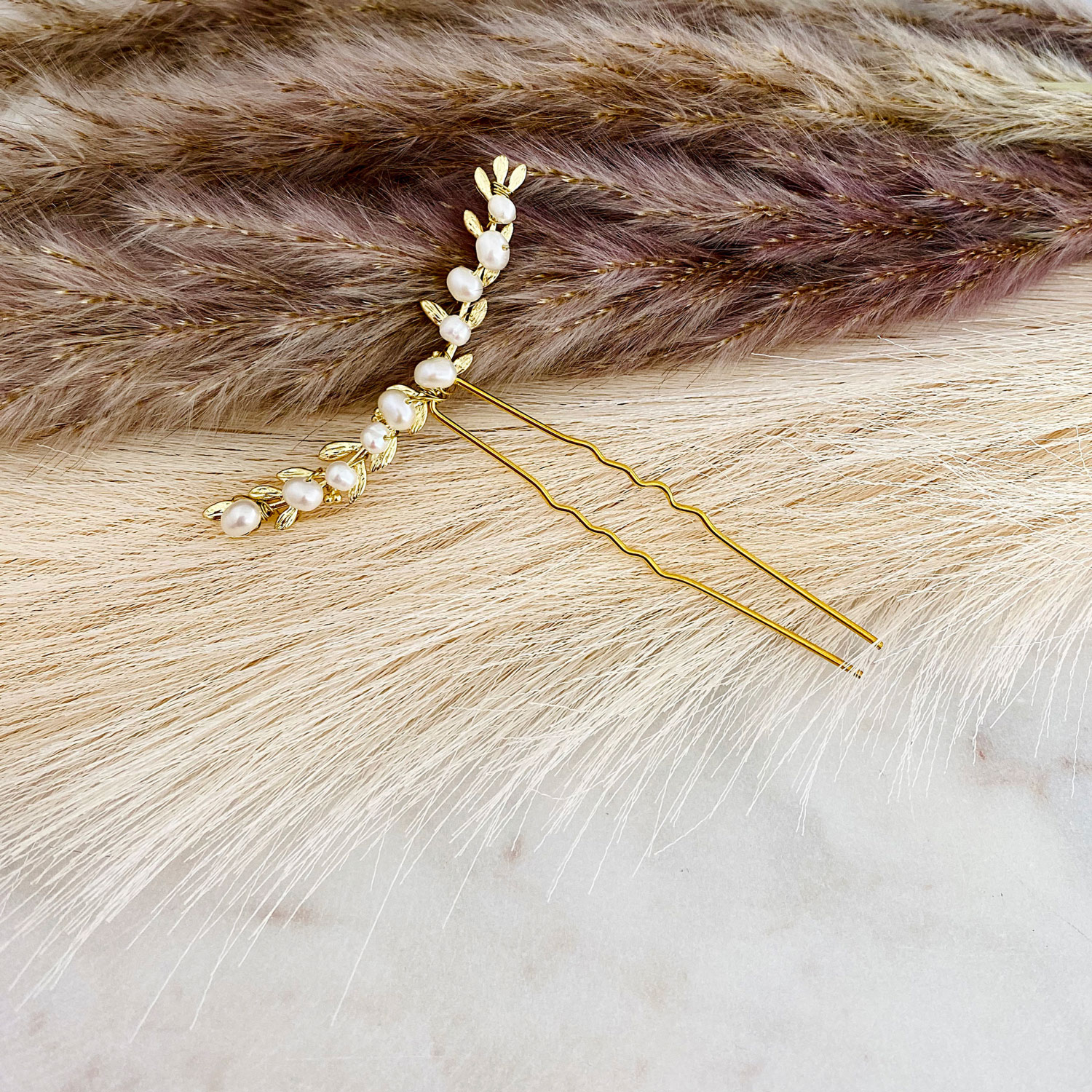 Haaraccessoire met pareltjes in een bohemian stijl
