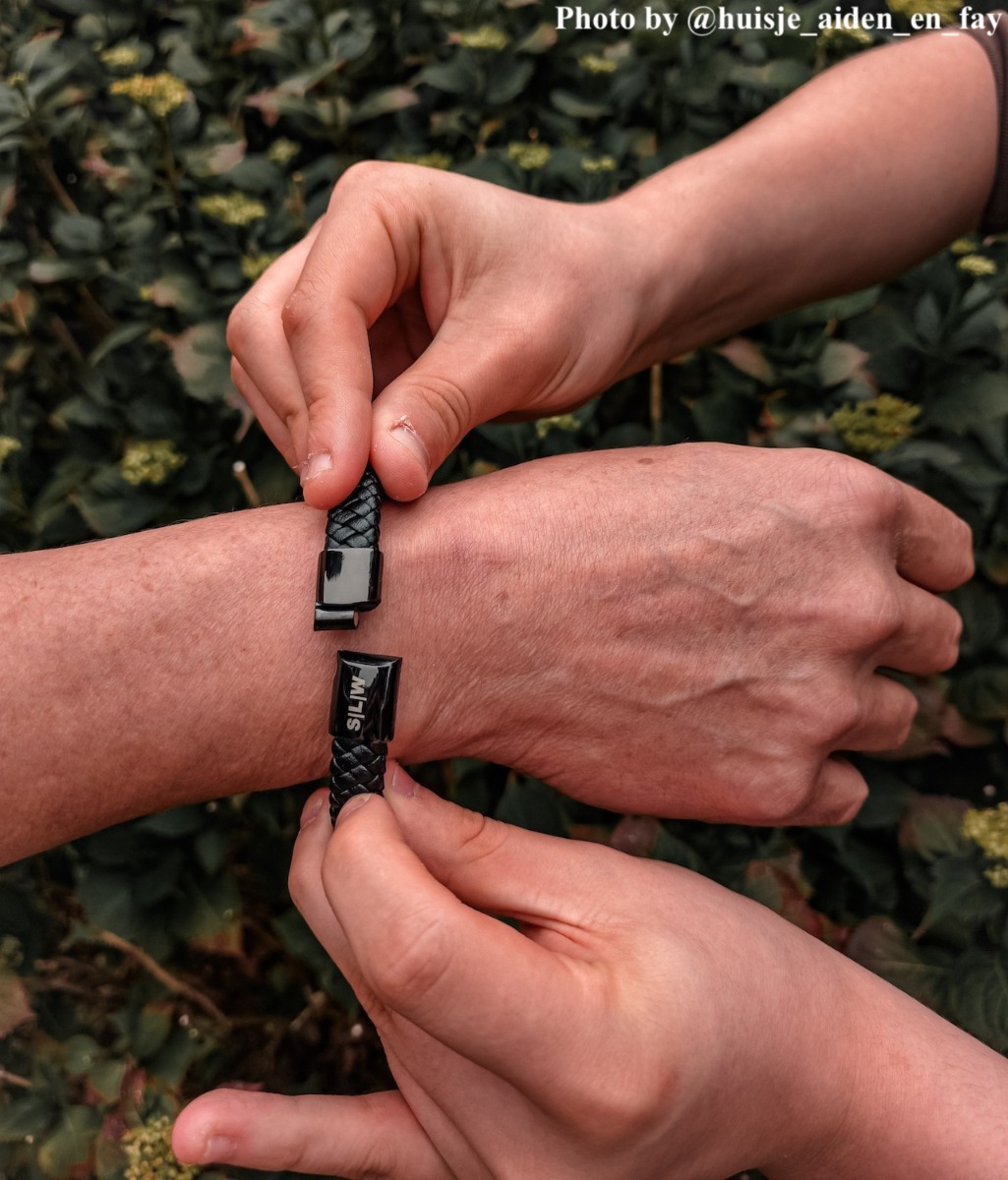 DRKS influencer draagt leren armband met gravering