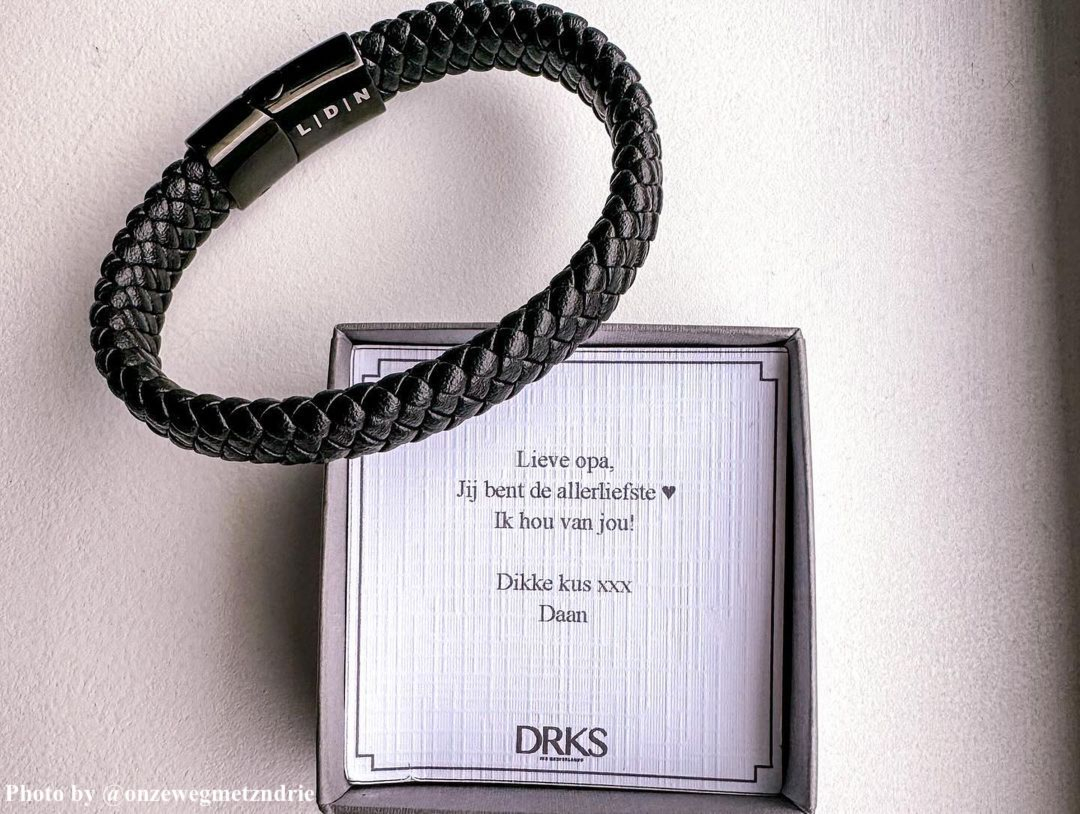 Influencer met heren armband in doosje