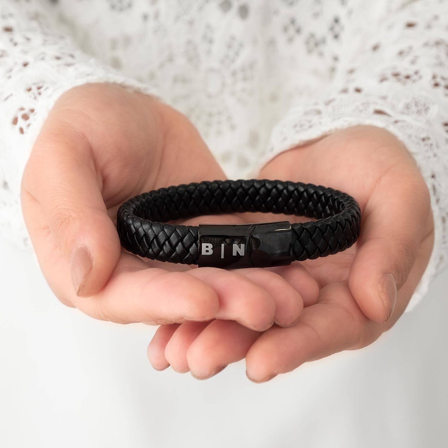 Vrouw geeft een leren mannen armband cadeau