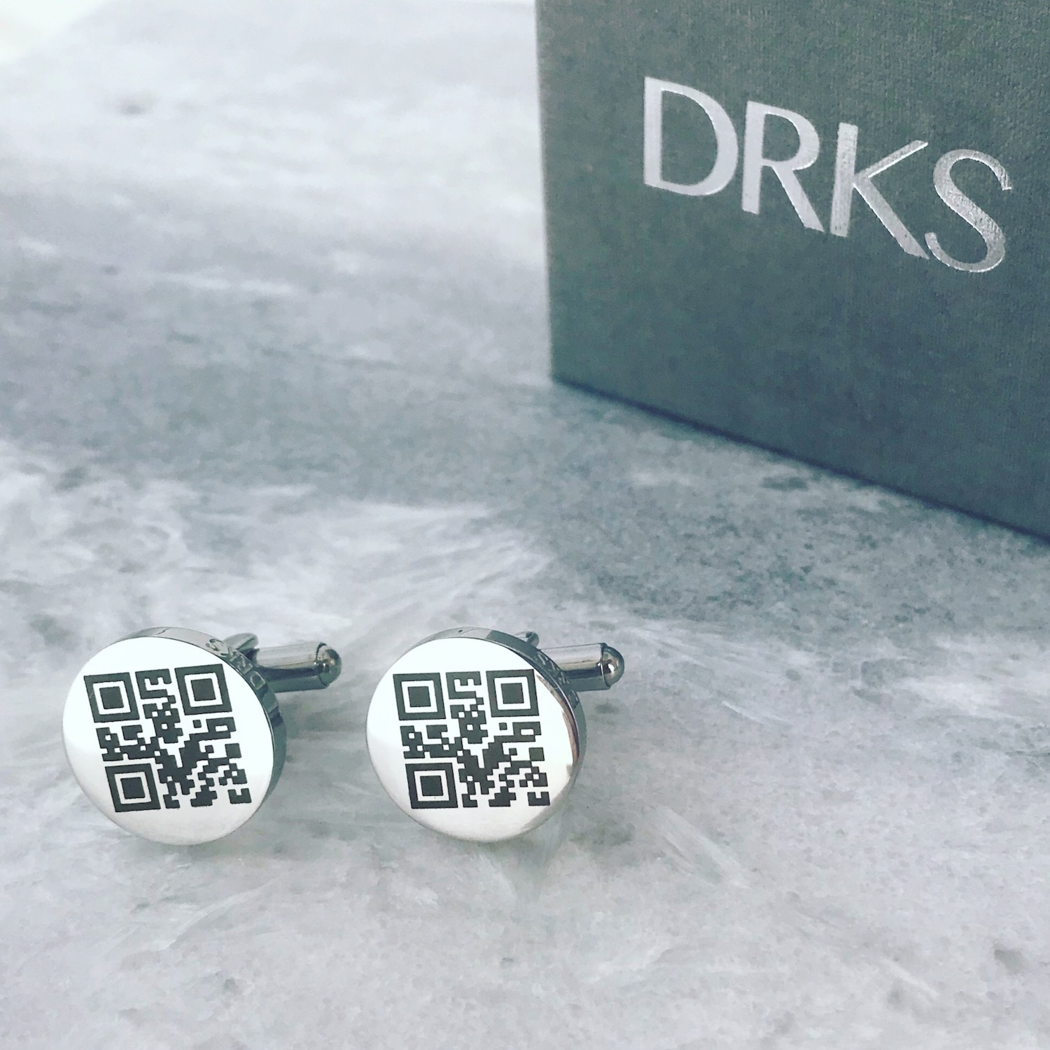 Zilveren cuffs met qr code