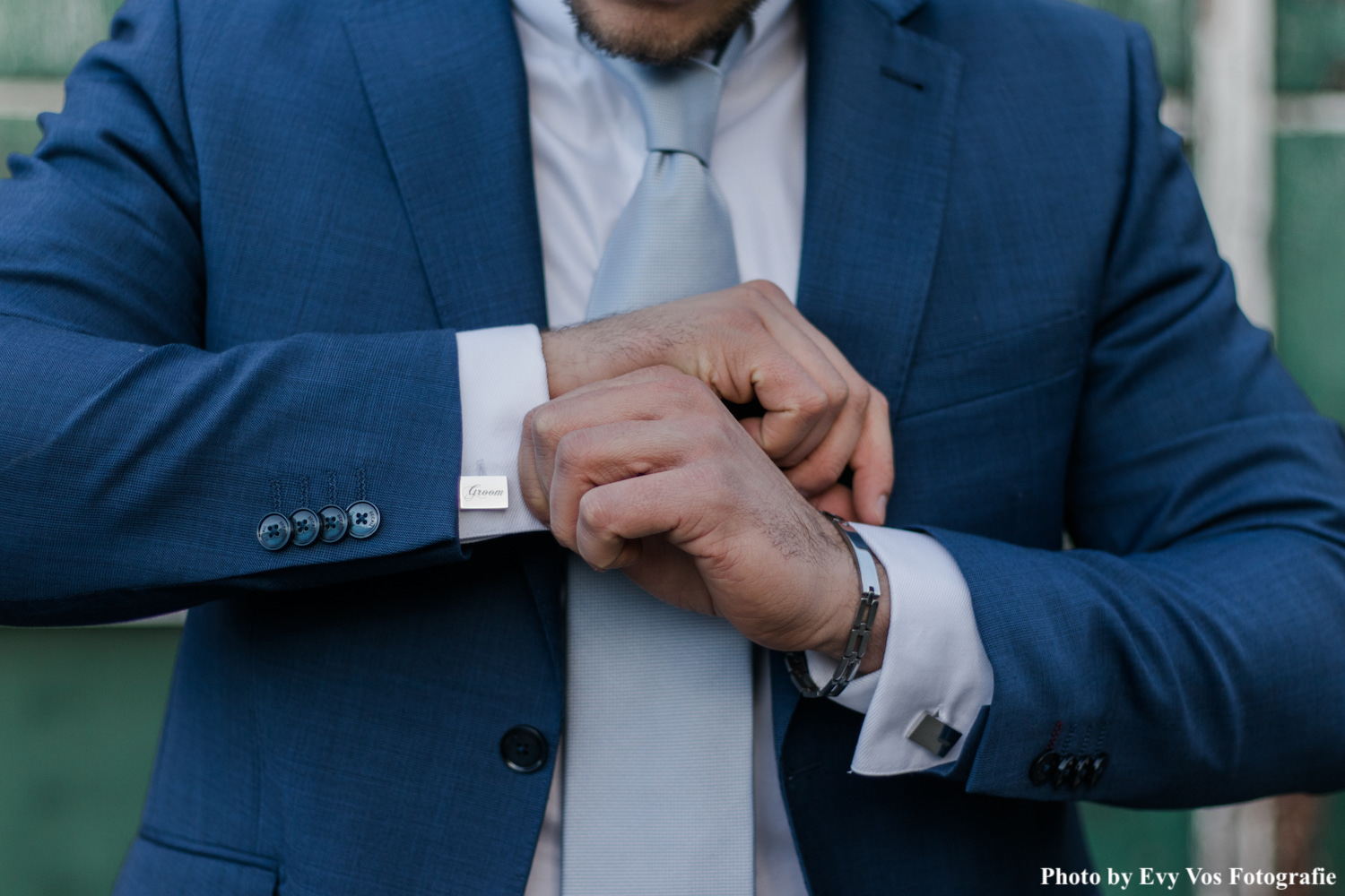 Man draagt manchetknopen voor de groom