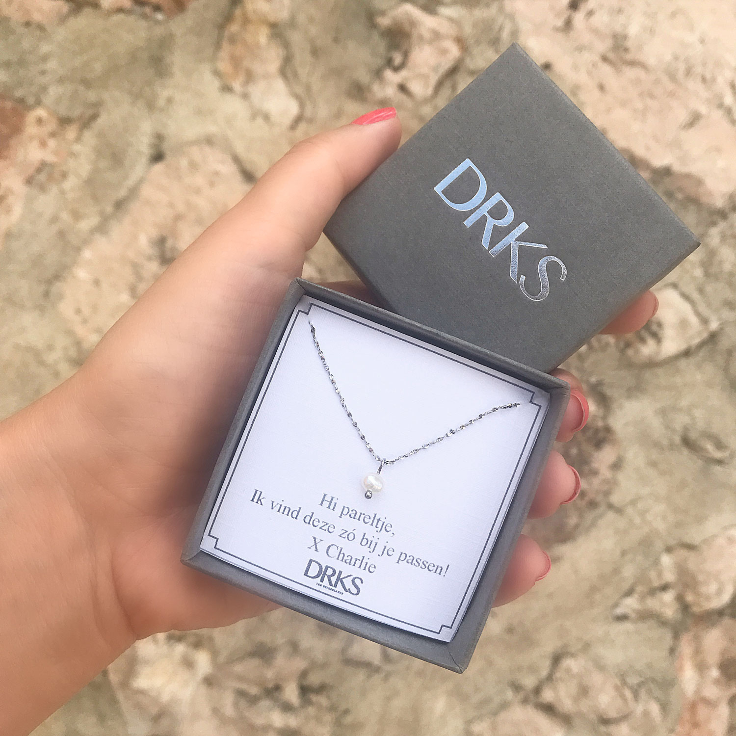 Minimalistische parel ketting in een sieradendoosje met tekst