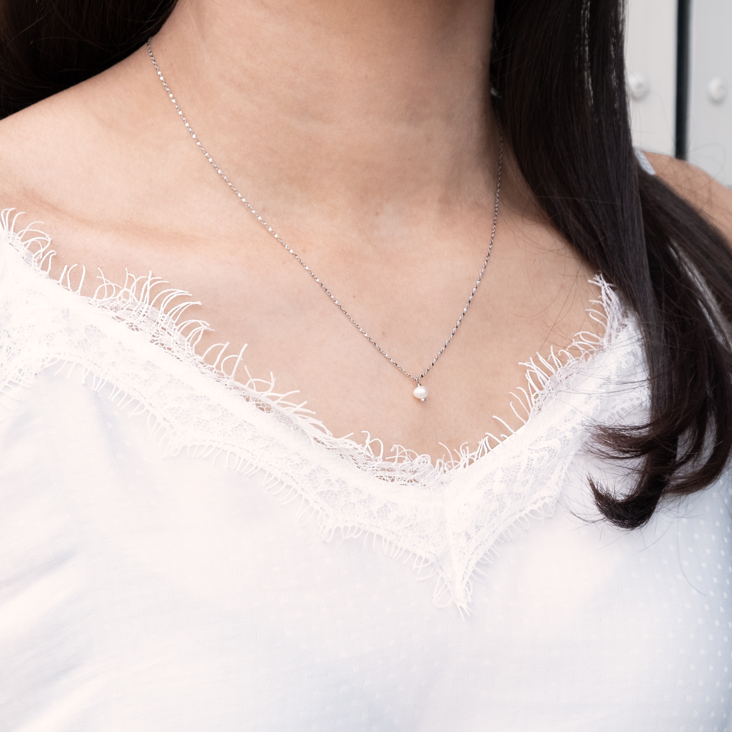 Zilveren parel ketting in de minimalistische stijl