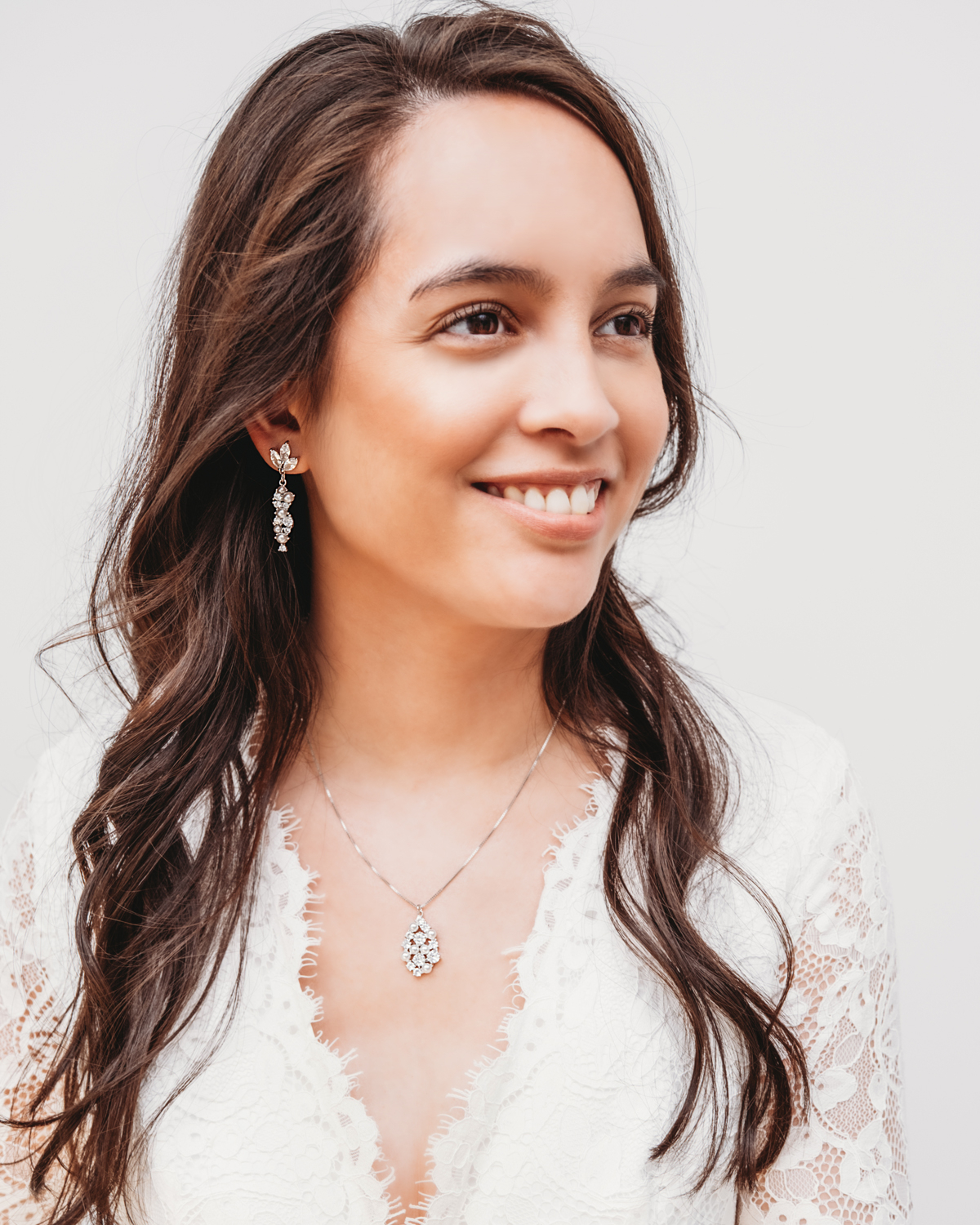 Bruid draagt Bruids Ketting Met Parels en Steentjes om hals