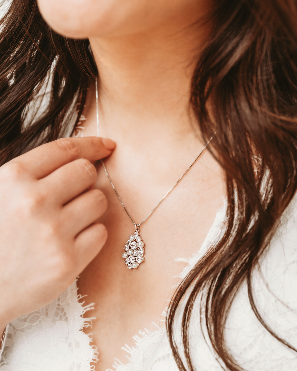 Bruids Ketting Met Parels en Steentjes om hals van bruid