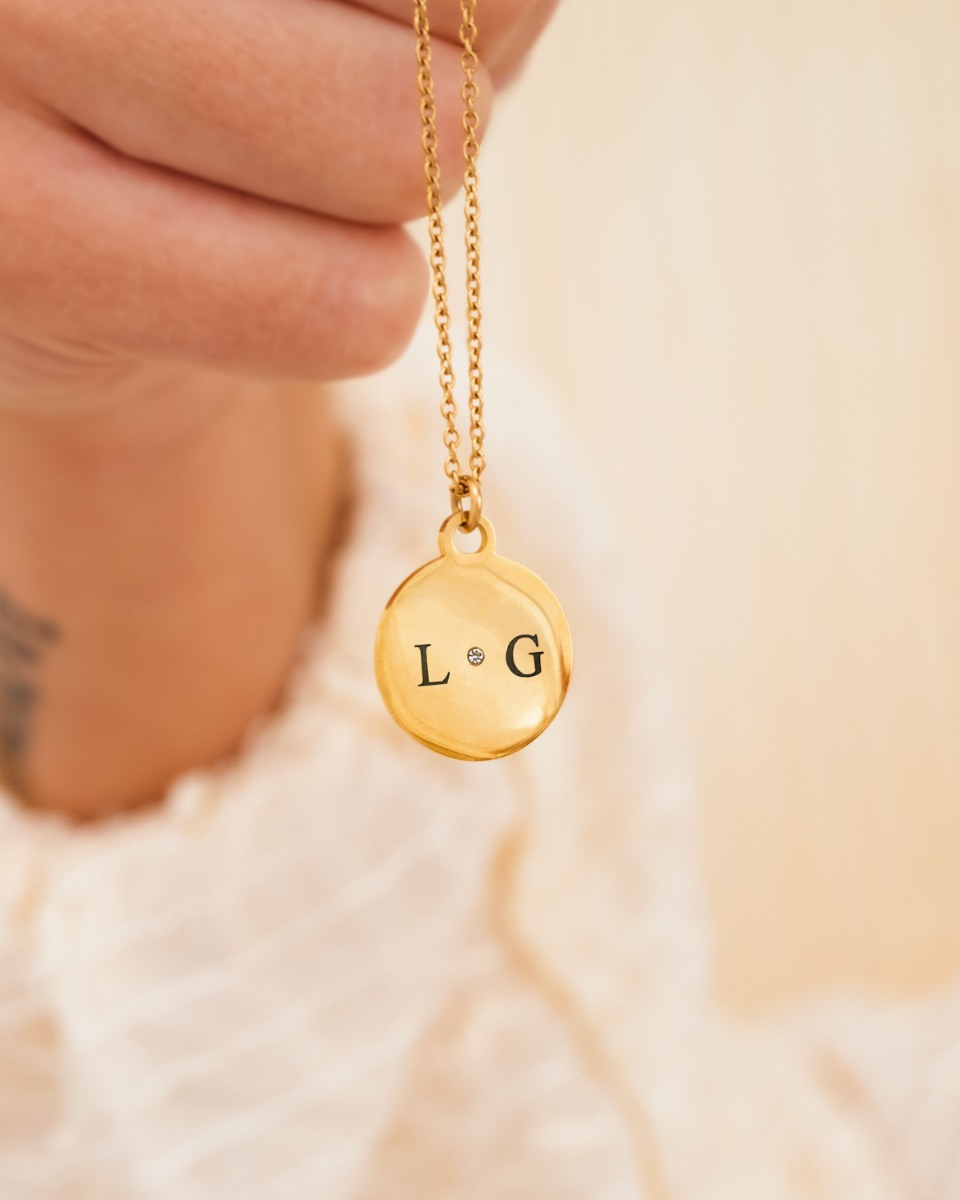 Gouden initialen ketting met steentje
