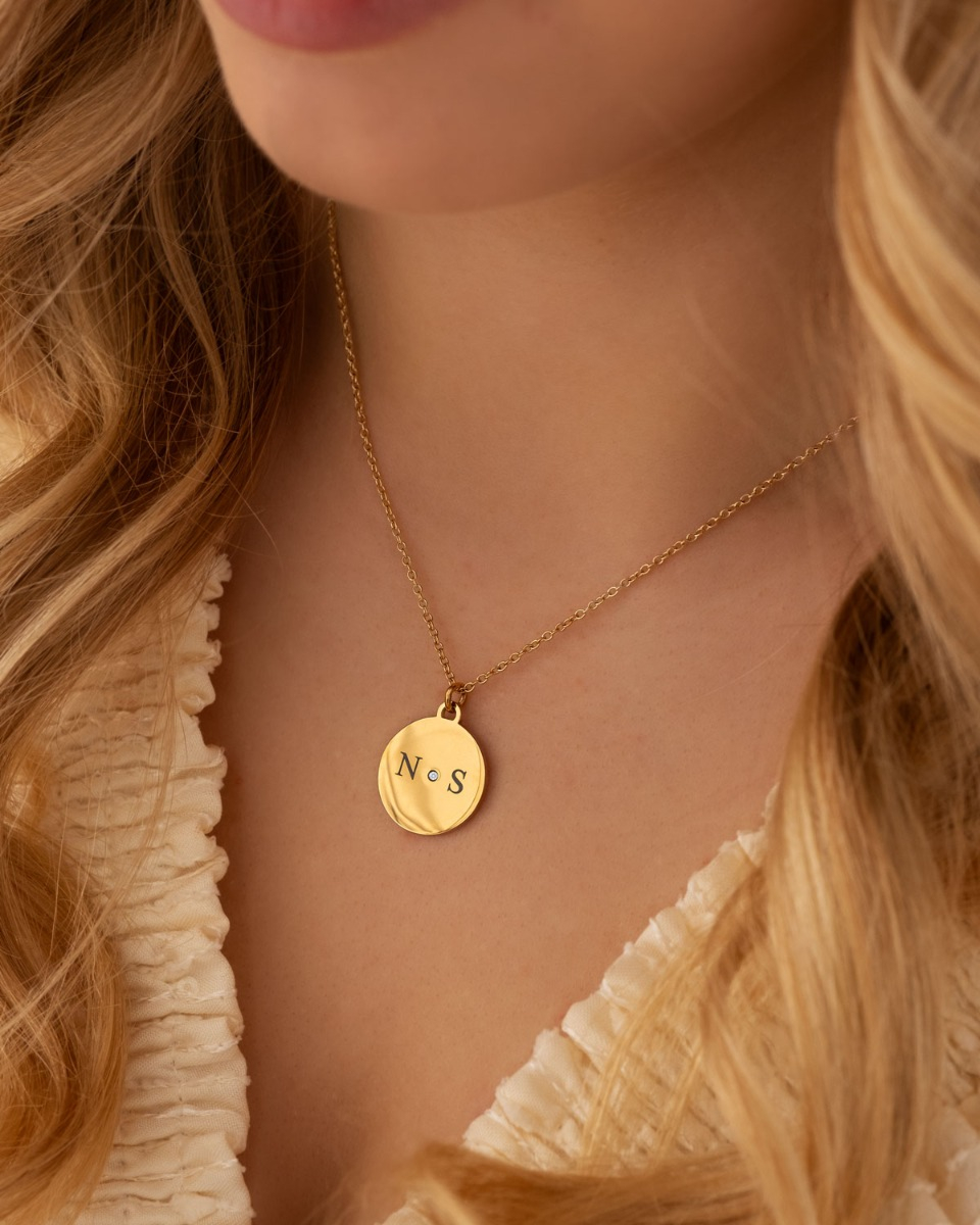 gouden ketting met 2 letters en steentje