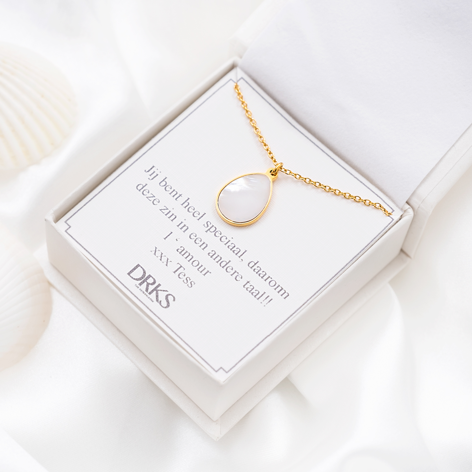 Druppelvormige gouden ketting in doosje