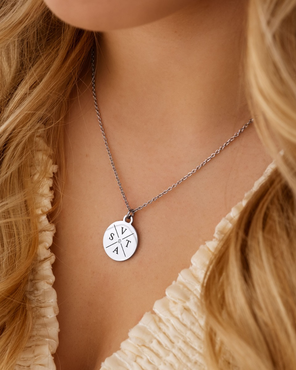 zilveren ketting met vier letters en steentje
